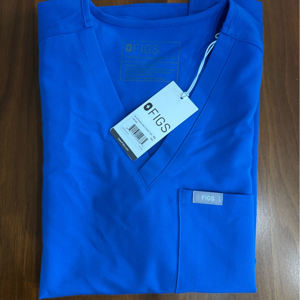 FIGS 🫀Royal Blue 3 pocket scrub top NWT